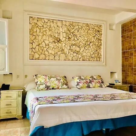 Antigua Calle Almudena Hotel 3*